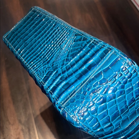 Brahmin NWOT
Shea Leather Crossbody Croc-Embossed Teal Crossbody Bag NoDUSTBAG - Picture 7 of 7